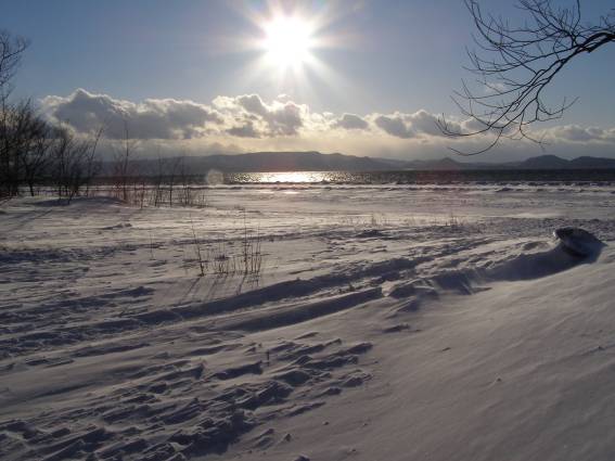 猪苗代湖の銀色に輝く冬の夕日写真