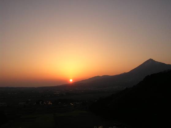会津磐梯山と黄金に輝く夕日写真