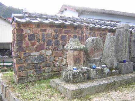 有田の古い墓とドンバイ塀写真