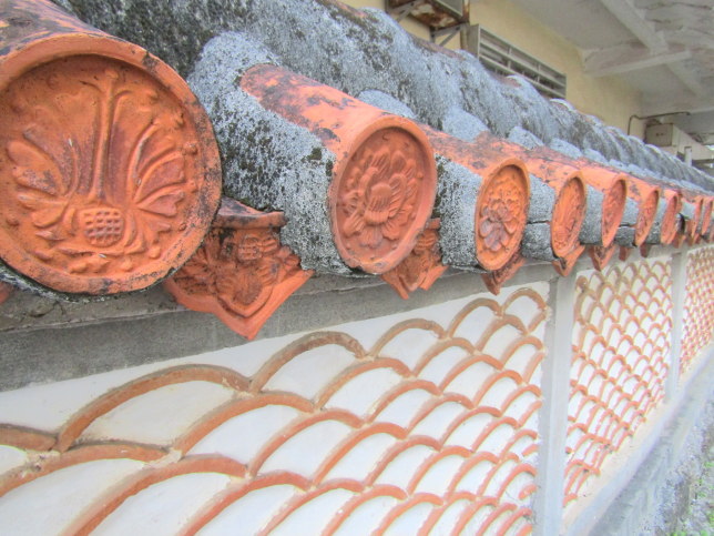 沖縄瓦の塀画像