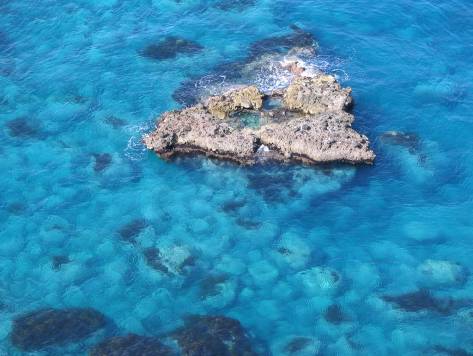 積丹半島の青緑色の海の写真