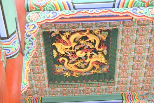 玉座の上の天井に飾られた龍の写真