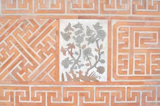 慈慶殿の塀を飾る花模様の飾写真