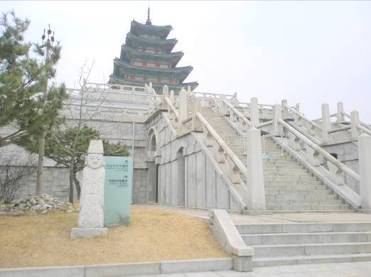 景福宮に隣接する国立民族博物館写真