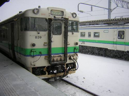 雪の函館駅と列車写真