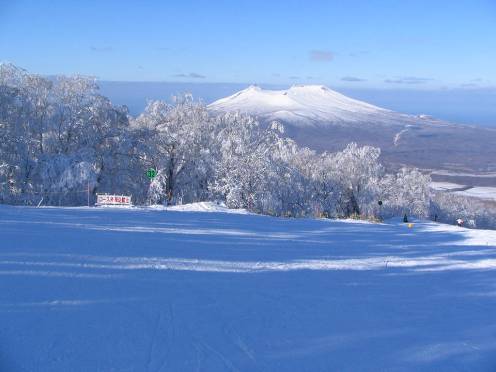 雪の駒ケ岳と七飯スキー場写真