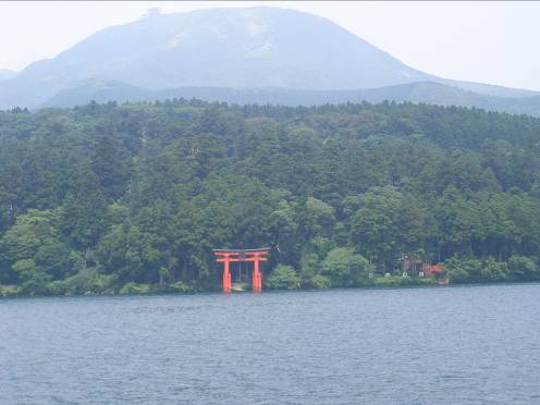 芦ノ湖から望む神体の箱根駒ケ岳と鳥居写真
