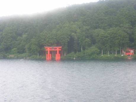 芦ノ湖畔の箱根神社写真