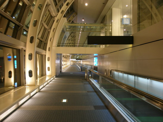 羽田空港国内線第2ターミナル　到着通路　写真