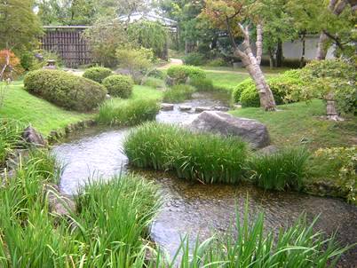 姫路城に隣接した好古園にある流れの平庭写真