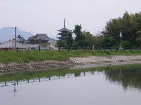 斑鳩町のため池から見る法隆寺の五重塔写真