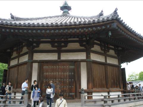 奈良時代建造法隆寺東院伽藍夢殿写真