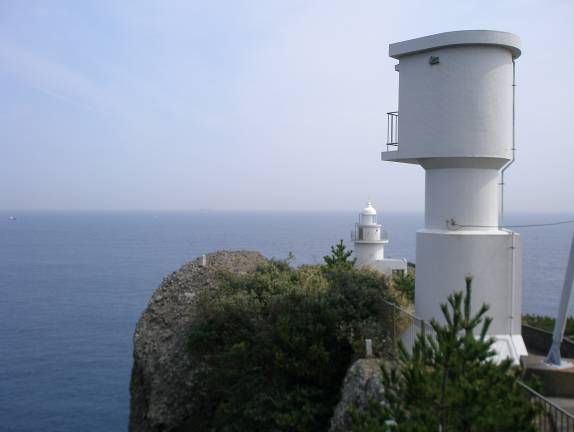 白く輝く石廊崎灯台と青く美しい太平洋写真