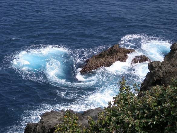 石廊崎の渦巻く波と青く澄んだ海の写真