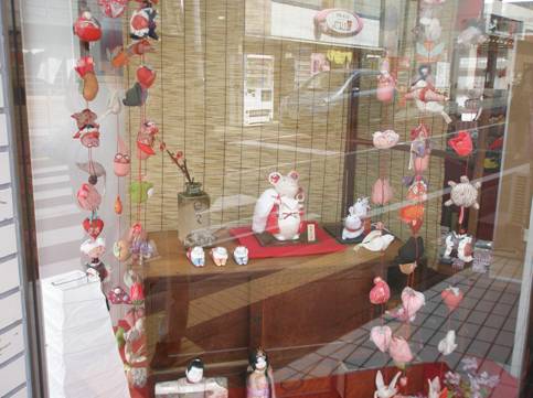 稲取温泉では雛のつるし飾りをお土産に買えます写真