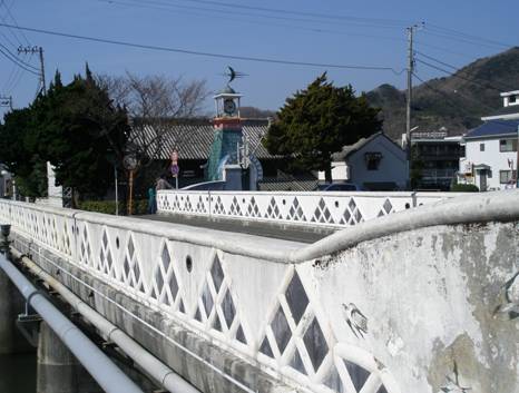 松崎町那賀川に架かる漆喰塗りの橋写真
