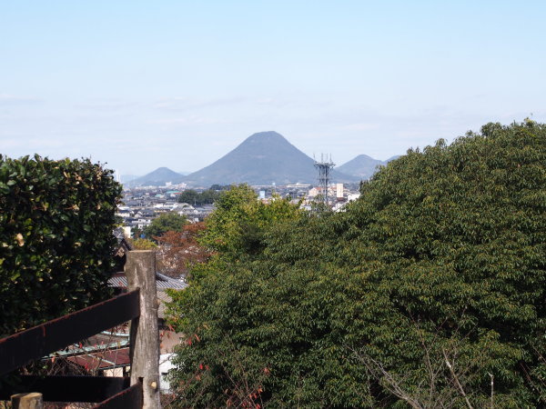 金丸座から見た讃岐富士写真