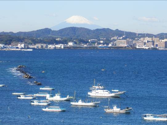 走水から見た横須賀港と富士山写真