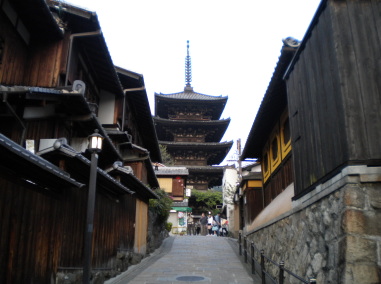 八坂の塔と京都東山の街並み写真