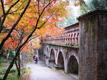 南禅寺琵琶湖疏水の水路閣と紅葉写真