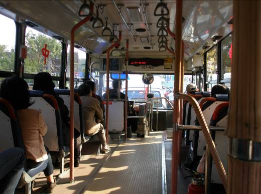士林站から故宮博物院に向かうバス車内写真