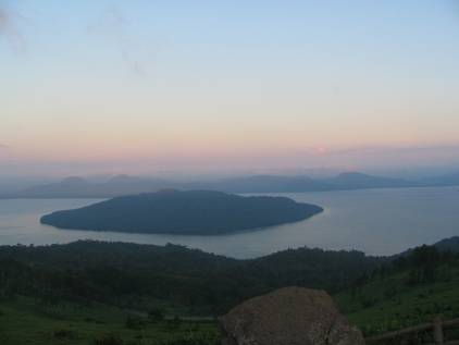 夕日の美幌峠から眺めた屈斜路湖写真