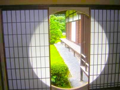 東福寺芬陀院の茶室からの眺め写真