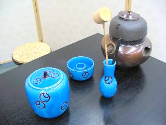 裏千家茶道資料館の手前で使われる青い茶器