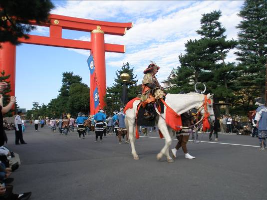 京都時代祭り平安神宮大鳥居前を行く騎馬と武者写真