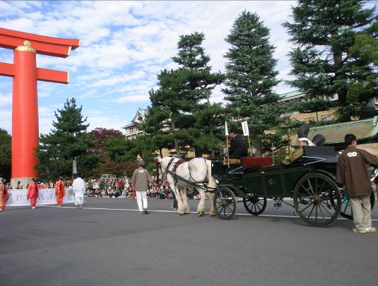 京都時代祭り先頭を行く名誉奉行の馬車写真