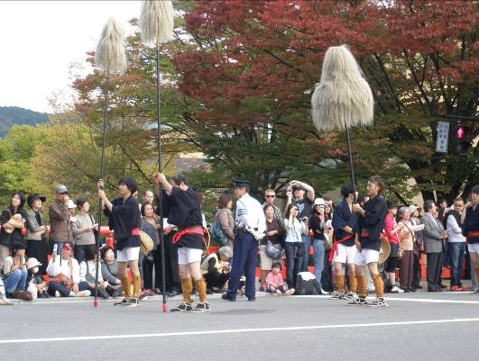 京都時代祭り江戸時代の毛槍の行列写真