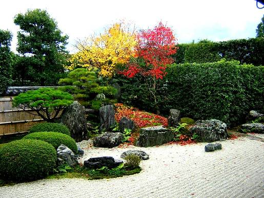 大徳寺興臨院の庭園と紅葉写真