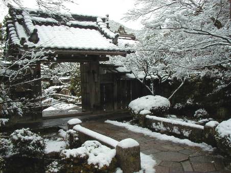 雪の花散歩も風情があります・雪の京都大原宝泉院写真