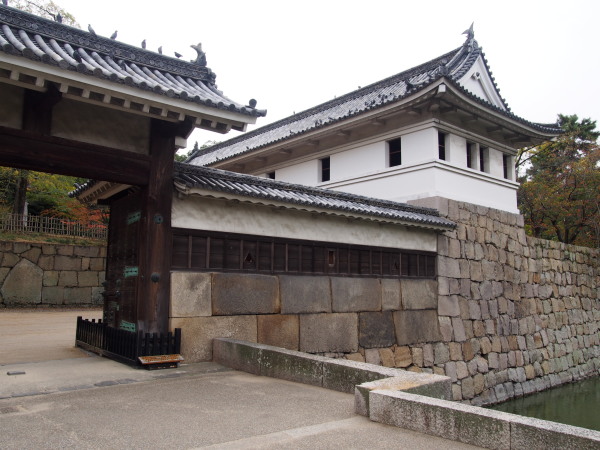 丸亀城大手二の門と一の門写真