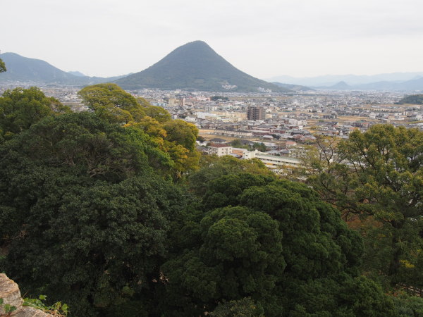 丸亀城から眺める讃岐富士写真