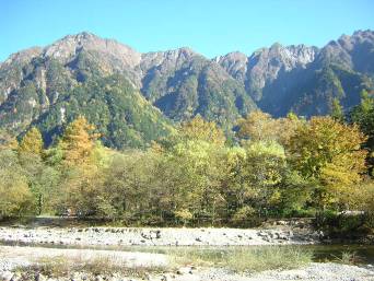 紅葉の木々と霞沢岳写真
