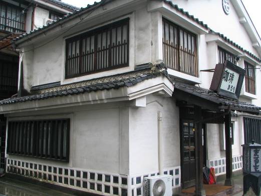 松本市女鳥羽川沿いの白い倉造りの喫茶店写真