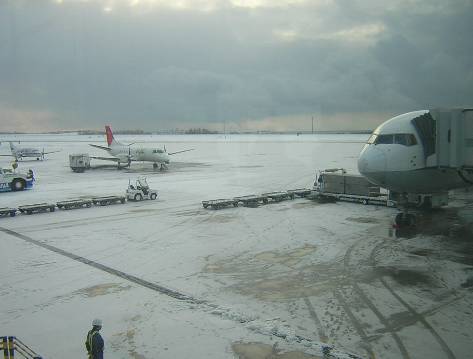 雪の函館空港写真