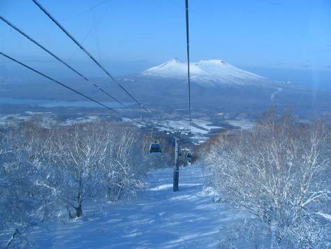 七飯スノーパークゴンドラから見る駒ケ岳写真・頂上付近へは快適なゴンドラで１５分の旅