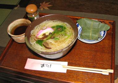 三輪素麺と柿の葉寿司写真