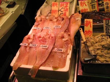錦市場・日本海であがった新鮮な魚介類の写真