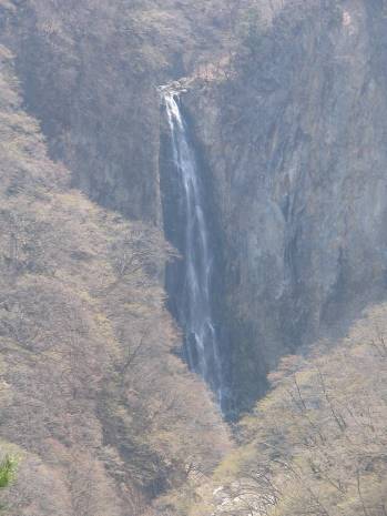 落差107mある澗満滝と芽吹く木々写真