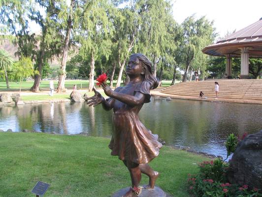 カピオラニパークの少女の銅像写真