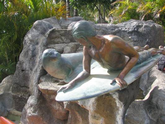 Waikiki海岸のサーフィン銅像写真