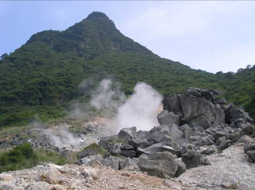 大涌谷の噴気と冠ケ岳写真