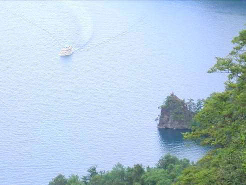 青く澄んだ十和田湖写真・大湯から近いです