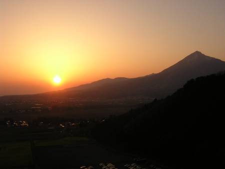 磐梯山と赤い夕日写真