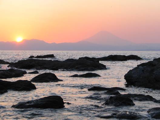 夕日と富士山と夕日に染まる三浦半島の海の写真