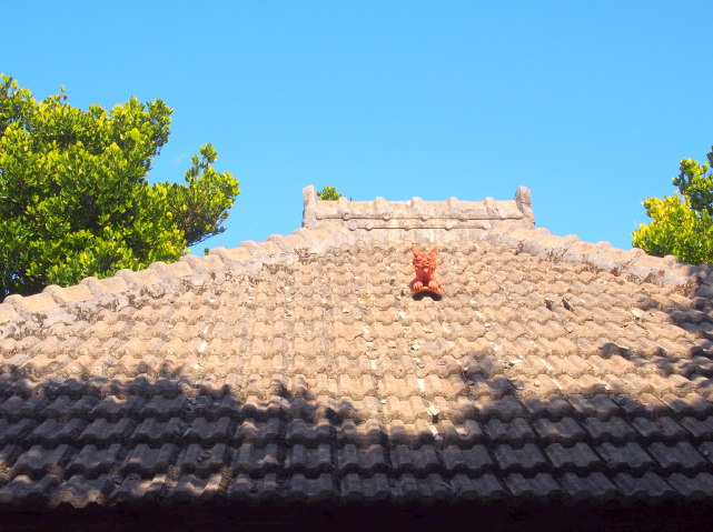 琉球赤瓦屋根画像