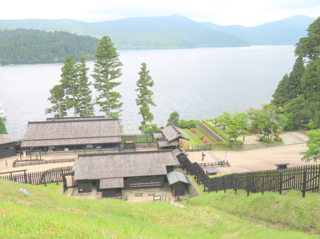箱根関所と芦ノ湖画像